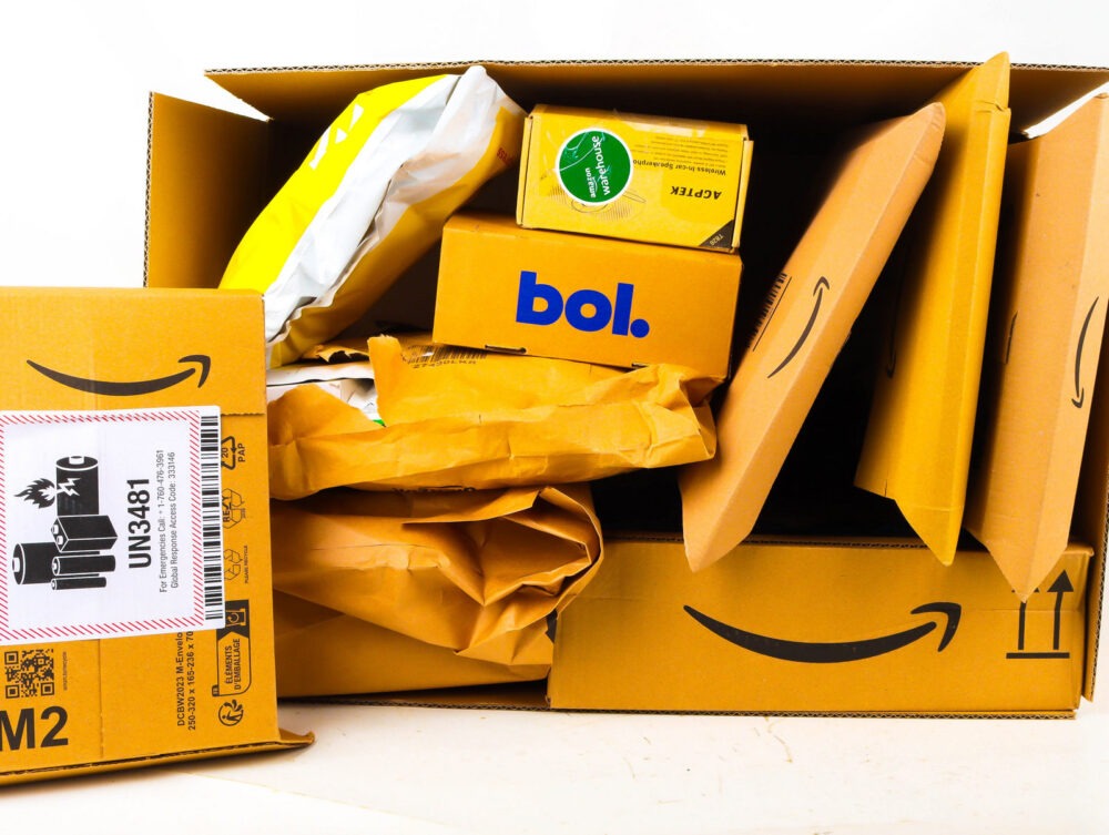 XL Doos met Ongeopende Postpakketten