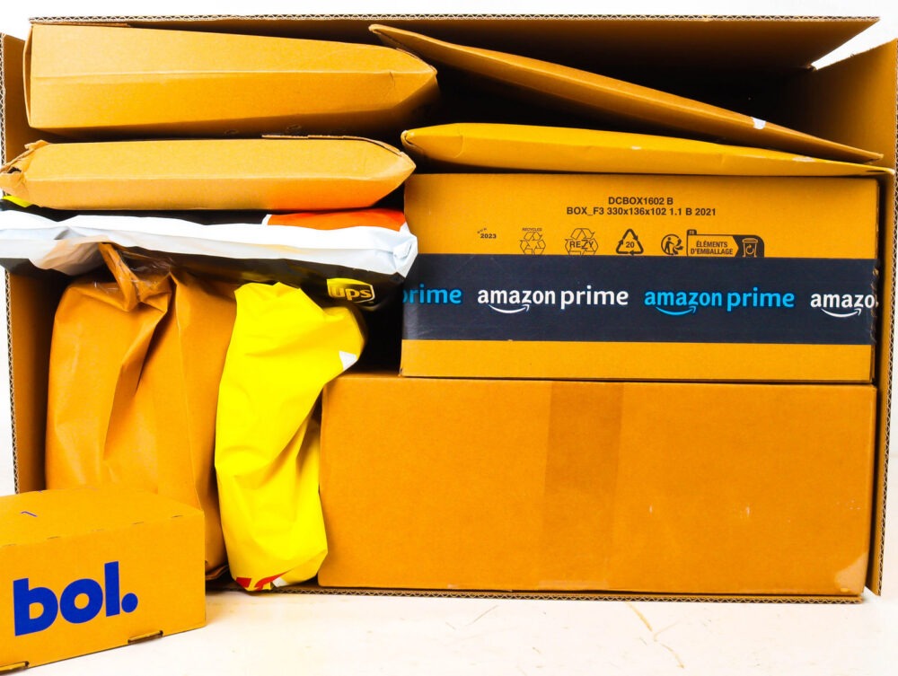 XL Doos met Ongeopende Postpakketten