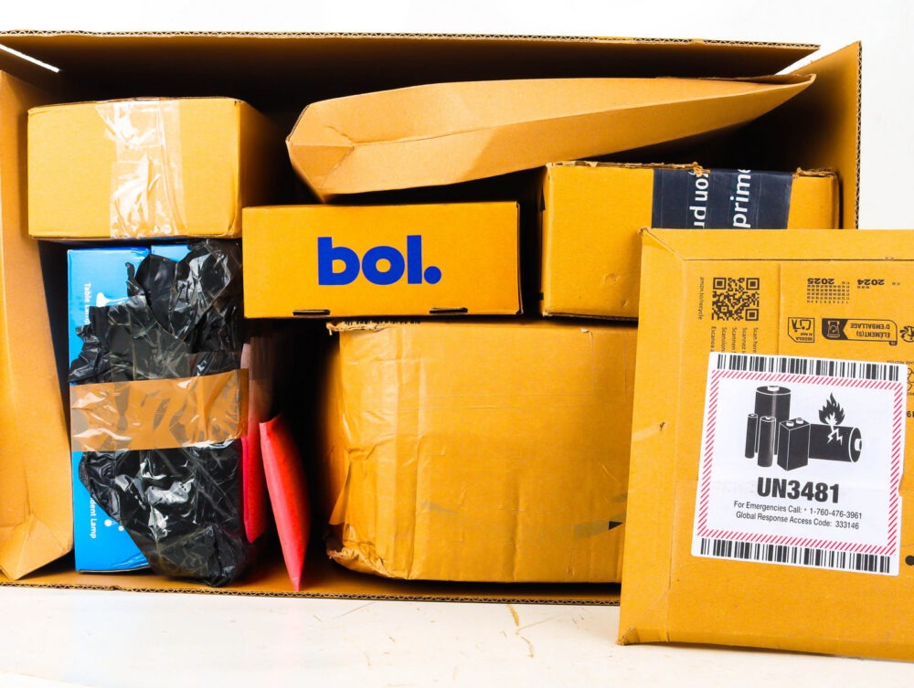 XL Doos met Ongeopende Postpakketten