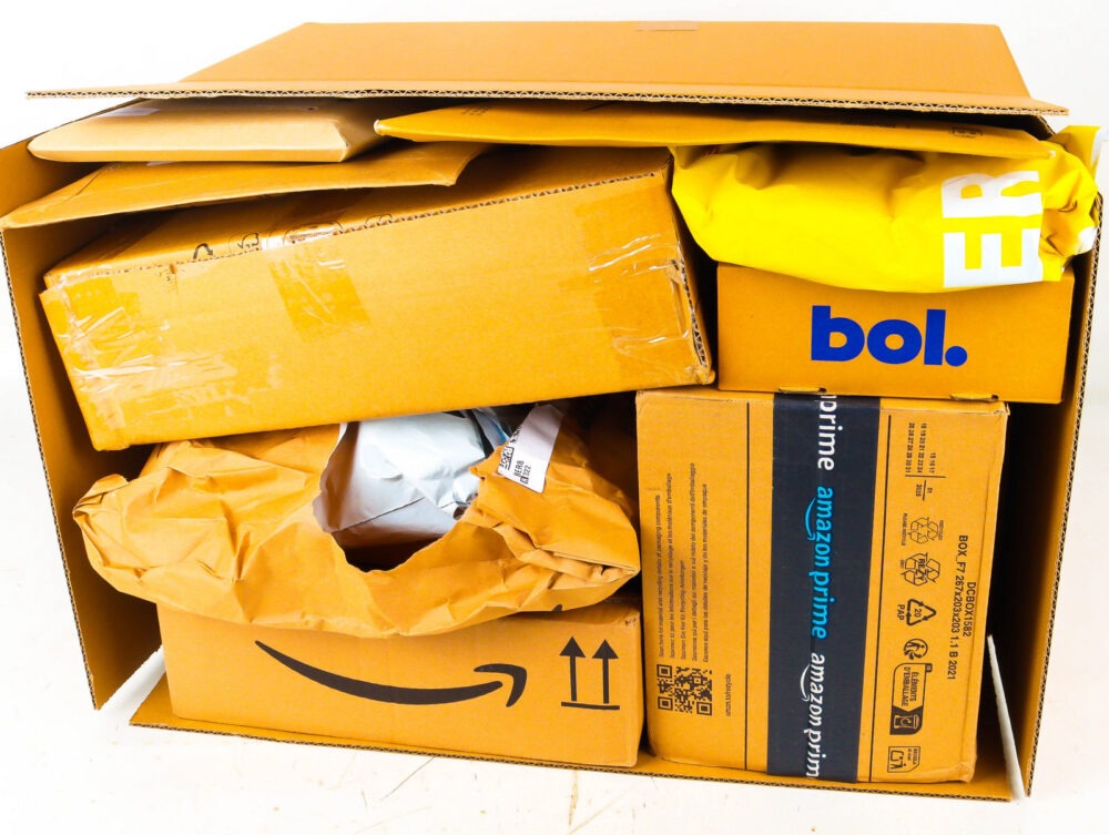 XL Doos met Ongeopende Postpakketten