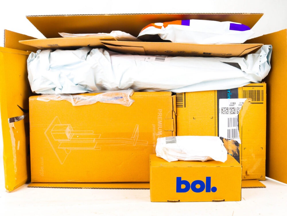 XL Doos met Ongeopende Postpakketten