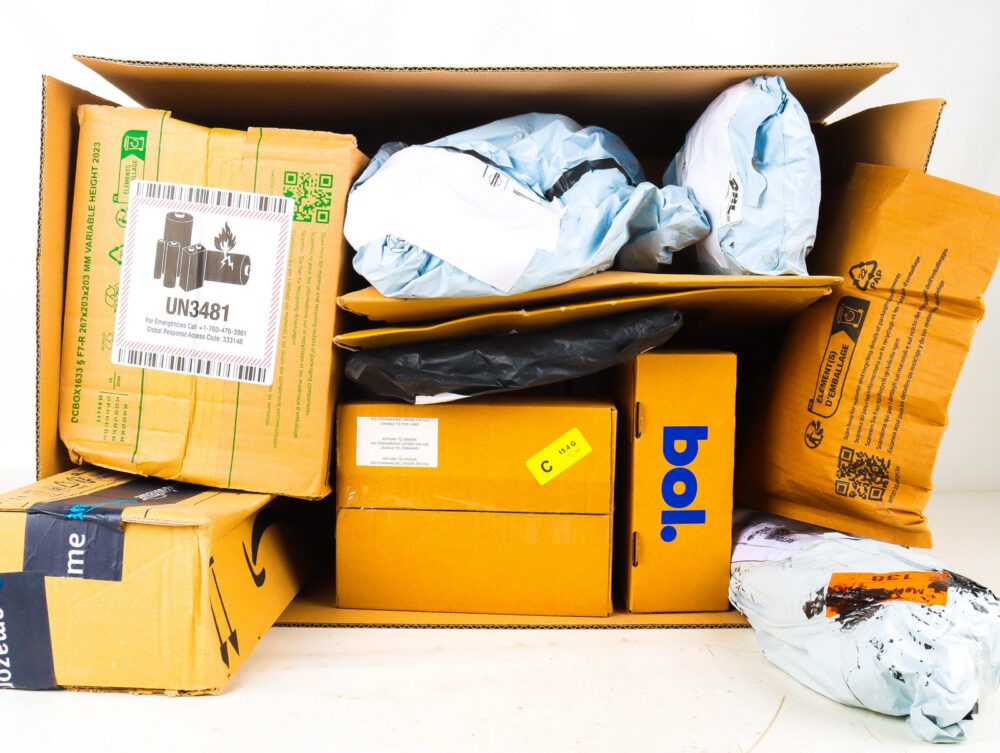 XL Doos met Ongeopende Postpakketten