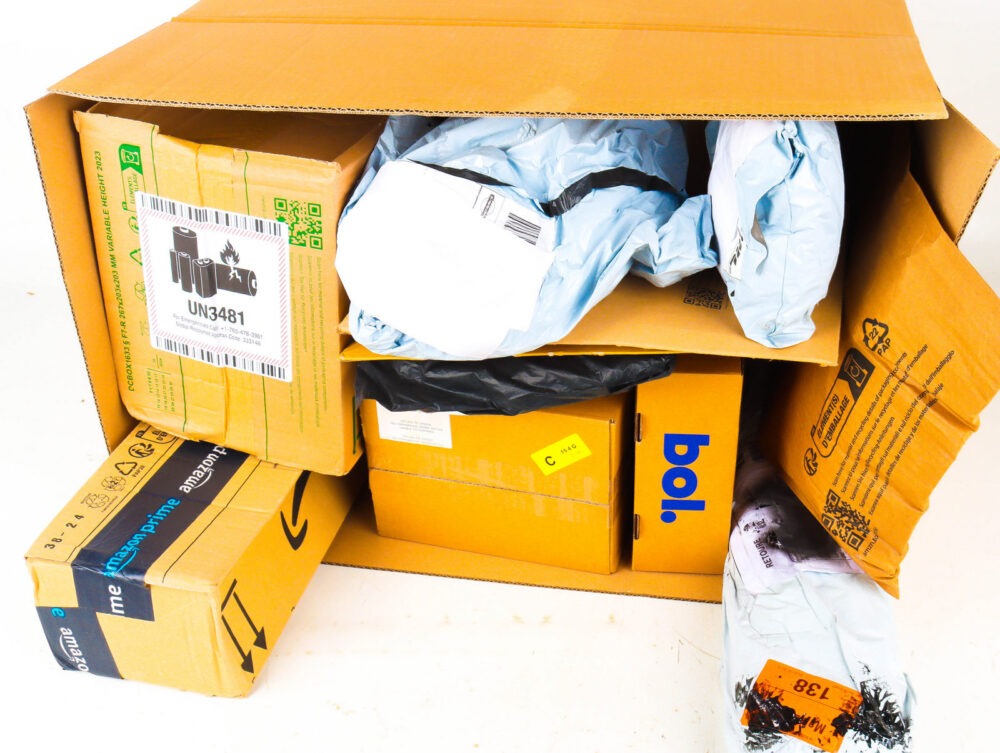 XL Doos met Ongeopende Postpakketten