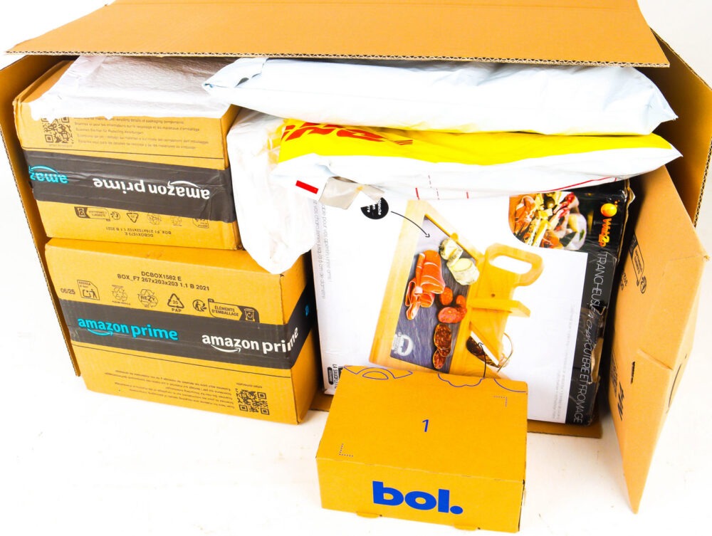XL Doos met Ongeopende Postpakketten