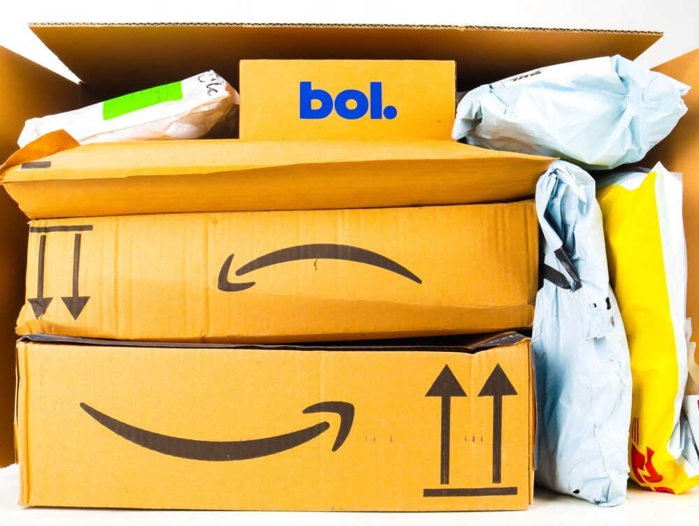 XL Doos met Ongeopende Postpakketten