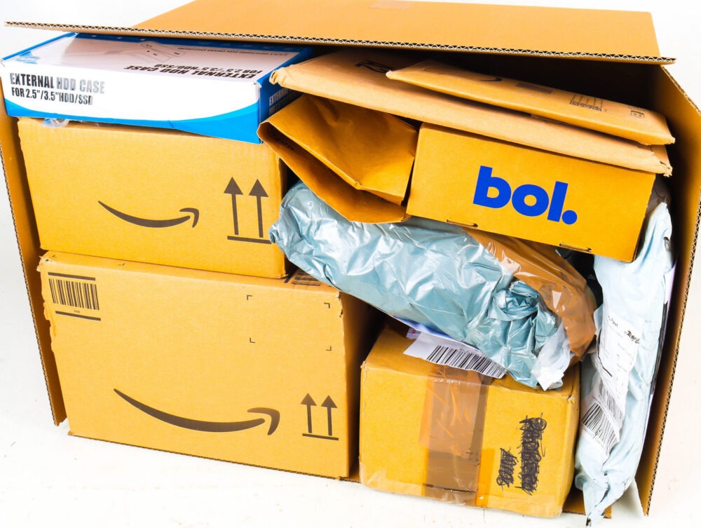 XL Doos met Ongeopende Postpakketten