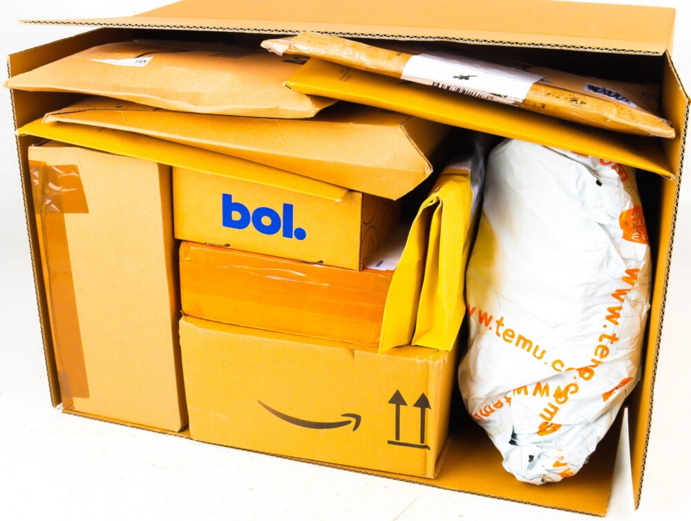 XL Doos met Ongeopende Postpakketten