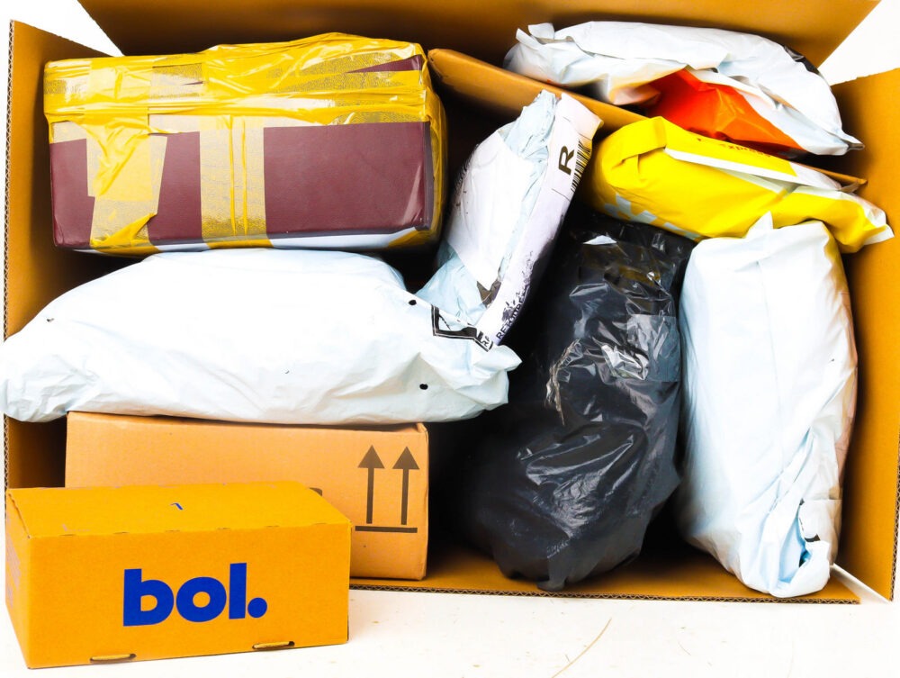 XL Doos met Ongeopende Postpakketten