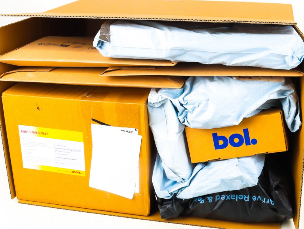 XL Doos met Ongeopende Postpakketten