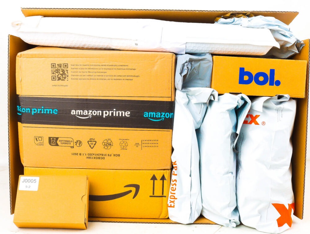 XL Doos met Ongeopende Postpakketten