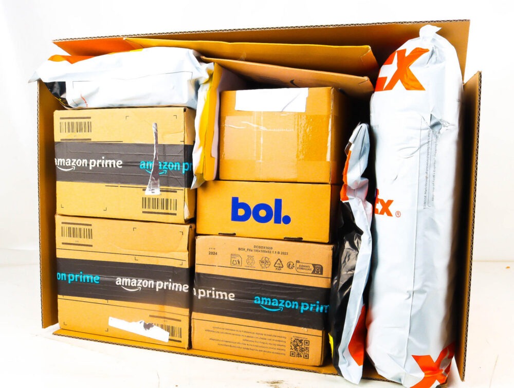 XL Doos met Ongeopende Postpakketten