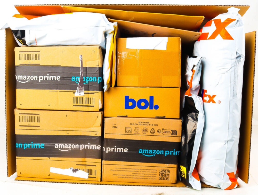 XL Doos met Ongeopende Postpakketten