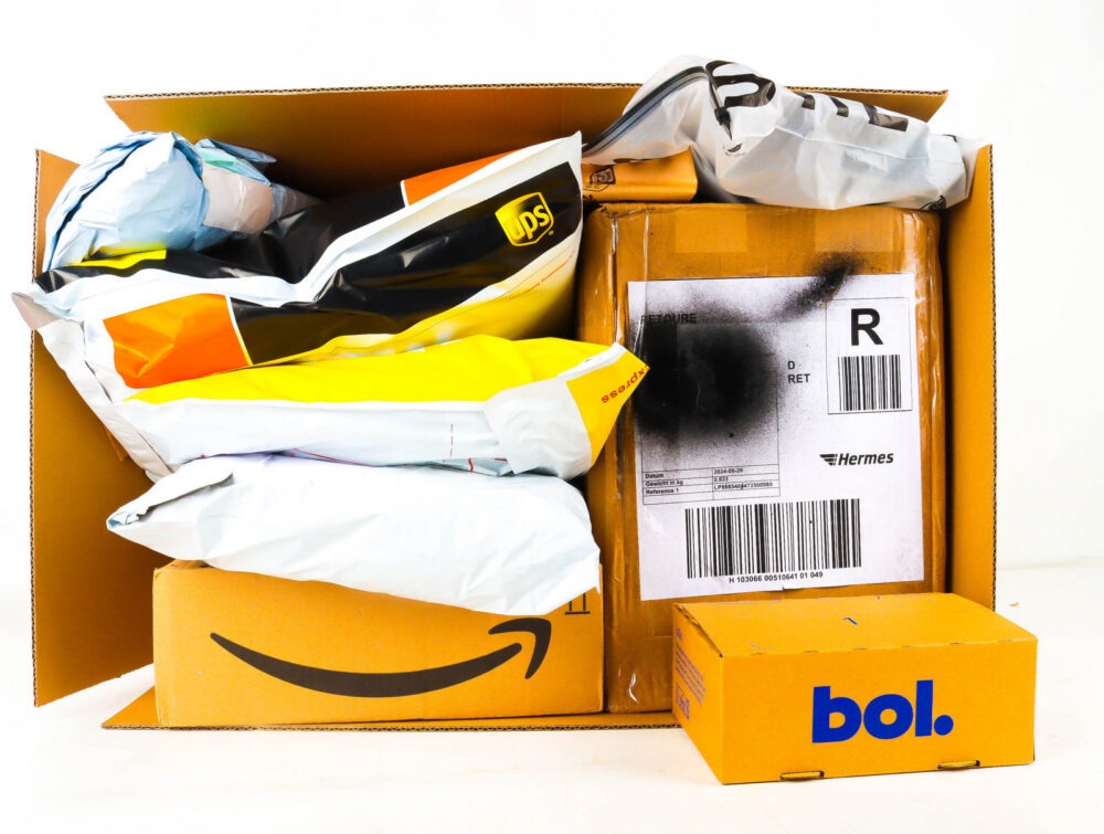 XL Doos met Ongeopende Postpakketten