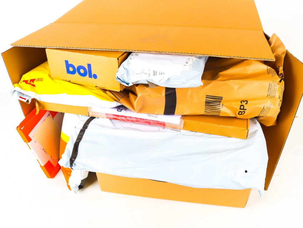 XL Doos met Ongeopende Postpakketten